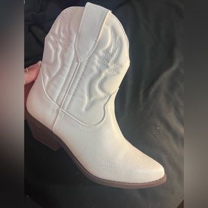Like new white cowboy booties